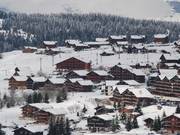 Au cœur des pistes et des remontées mécaniques : grands chalets à Les Saisies