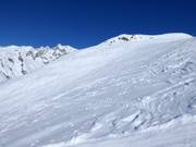De larges pentes de poudreuse à côté des pistes