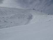 Pentes de neige profonde sous le sommet Bjelašnica