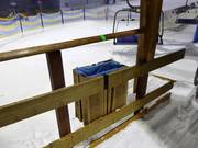 Dans le hall de ski, on trouve également des poubelles.