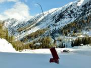 Le canon à neige attend son service.