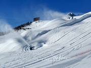 Des canons à neige performants enneigent la piste Corviglia Run.