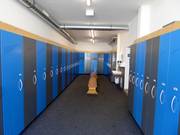 Dépôt à skis soigné à la station de la vallée