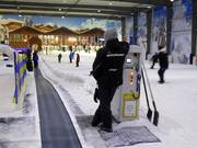 Au tapis roulant, le personnel est toujours présent.
