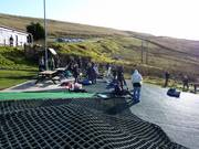 La piste pour débutants est également utilisée pour le tubing.