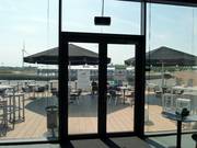 Par beau temps, la terrasse sur le toit attire les visiteurs.