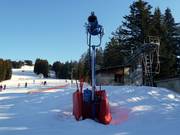 Canon à neige sur la piste