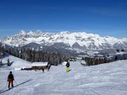 Dans le domaine skiable interconnecté des 4 montagnes, la vue sur le massif du Dachstein est omniprésente.