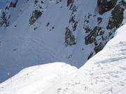 Presque à la verticale, on descend à travers les rochers sur The Cirque.