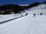Tapis roulant à la station de vallée de l'école de ski