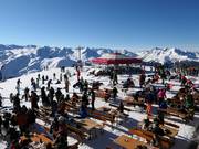 Buffet Hoadl et bar parapluie avec petits snacks