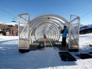 Les débutants reçoivent toujours de l'aide aux tapis roulants.