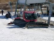 En attente d’intervention : dameuse à la station de remontée