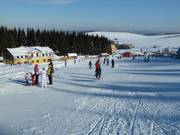 Piste pour débutants à la station de vallée du télésiège 3 places Dámska