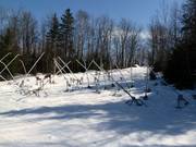 Des canons à neige mobiles attendent leur prochaine utilisation.
