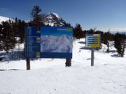 Panneau d'information et signalisation au Zirbenwaldbahn