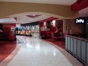 Des restaurants modernes entourent le hall de ski.