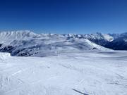 Vue sur le domaine skiable en direction de la station supérieure du Wildkogelbahn et des Hohe Tauern