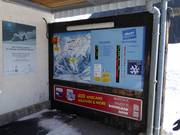 Panneau d'information avec des informations actuelles à la station de la vallée