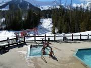 À Fernie, on termine la journée de ski dans le jacuzzi.