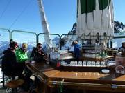 Par temps ensoleillé, on profite du soleil en haut sans haut.