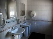 Les toilettes sont propres et modernes.