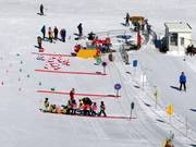 Cours de ski au téléski à corde dans la vallée