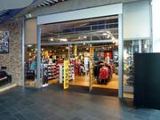 Boutique bien équipée au hall de ski