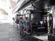 Le personnel aide à monter dans la télécabine.