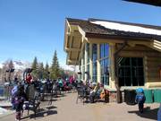 Terrasse ensoleillée du Carol's Dollar Mountain Lodge