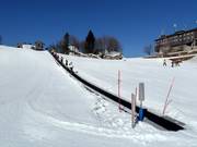 Piste d'entraînement avec tapis roulant à la station supérieure de la télécabine