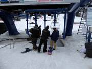 Le personnel sympathique scanne le forfait de ski.