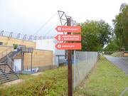 Panneaux d'information devant le hall de ski