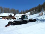 Engin de piste en position de stationnement