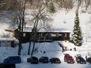 Chalet de ski au parking