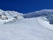 Piste de glacier rouge de difficulté moyenne