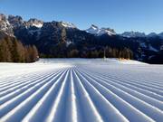 Large piste large et parfaitement préparée dans le domaine skiable de Civetta