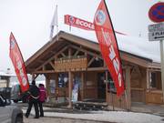 Le bureau de l’ESF de Les Saisies se trouve sur la rue principale du village.