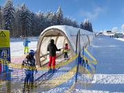 JuniorSkiZirkus - Tapis roulant/Moving Carpet recouvert d’une galerie