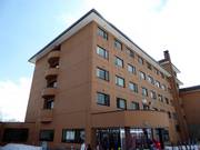 Le Club Med dans la partie inférieure du domaine skiable