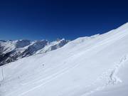 Vue sur les pentes de freeride dans le domaine skiable de Lauchernalp