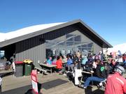Terrasse ensoleillée au Sky High Café