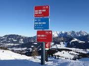 Signalisation avec niveaux de difficulté en couleur (bleu = facile, rouge = moyen, noir = difficile)