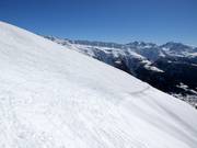Fin de la pente freeride et traversée de retour dans le domaine skiable