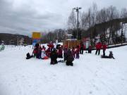 Cours de ski pour enfants à la station de vallée