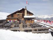 Sur le versant du Mont Bisanne, juste au-dessus de Les Saisies, se trouve cette halte conviviale : Les Halles de Bisanne