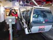 Les skis sont remis à la télécabine.