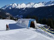 Sunny IV - Tapis roulant/Moving Carpet recouvert d’une galerie