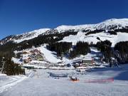 Vue sur le village-hôtel Hochfügen