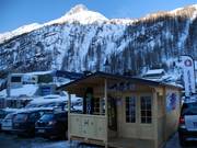 Bureau de l'une des entreprises d'héliski sur le parking à Stafal.